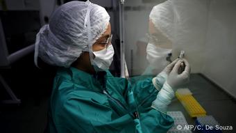 Foro de personal médico en laboratorio