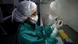 Pesquisadora em laboratório Pesquisadora em laboratório