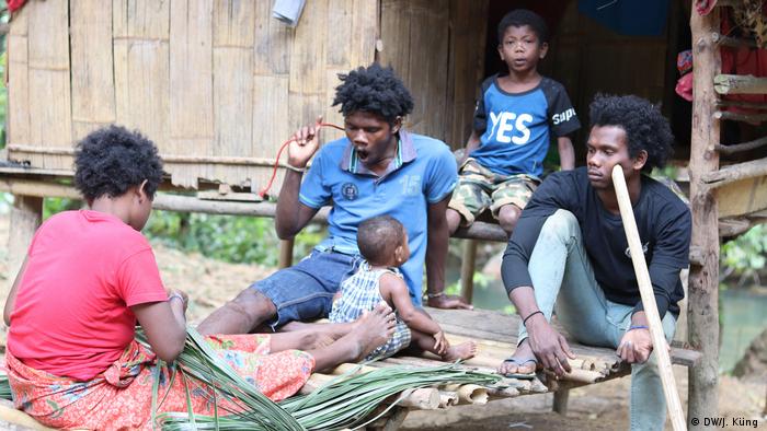 Далеч от цивилизацията, водейки първобитен начин на живот, тайландците от