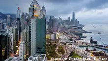 Hong Kong, Blick vom Hotel The Excelsior auf das Verkehrsknotenpunkt Gloucester Rd. Im Hintergrund die Skyline von Hongkong | Verwendung weltweit