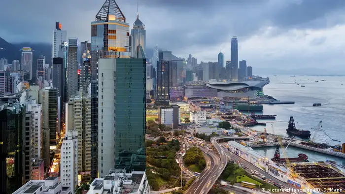Hong Kong, Blick vom Hotel The Excelsior auf das Verkehrsknotenpunkt...