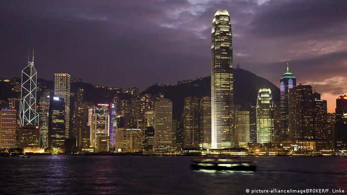 Skyline von Hongkong Island bei Nacht, Hongkong, China, Asien