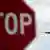 Znak "Stop" i avion koji slijeće