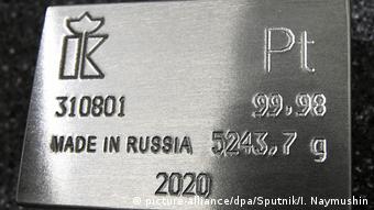 Слиток платины на заводе Красцветмет в Красноярске