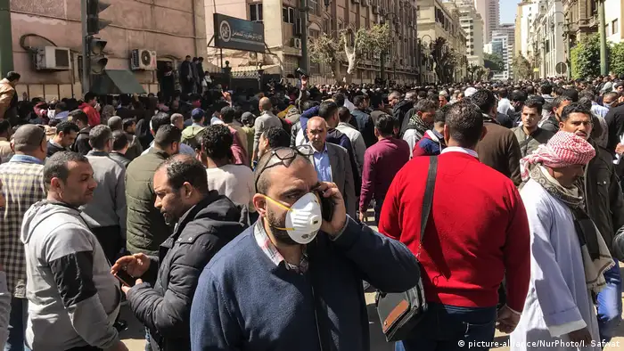 مشهد من القاهرة يوم 8 آذار/ مارس 2020 ويظهر فيه شخص بين الجموع وهو يرتدي كمامة