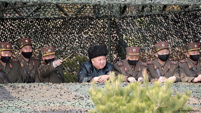 BdTD Coronavirus in Nordkorea Staatschef Kim bei Artillerie-Übung (Reuters/Kcna)