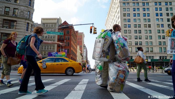 USA, Umweltaktivist Rob Greenfield trägt Müll (DW/G. Bencheghib )