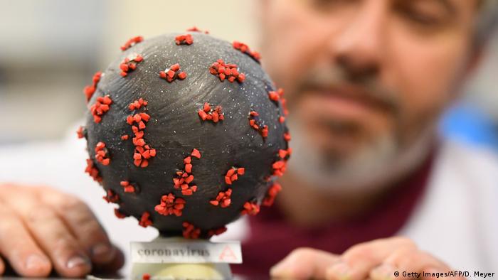Frankreich | Französischer Chocolatier entwirft Ostereier mit Coronavirus-Motiven (Getty Images/AFP/D. Meyer)