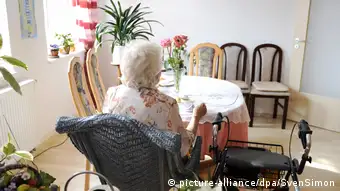 在德国，老年女性（65岁以上）的独居比例是老年男性的两倍多