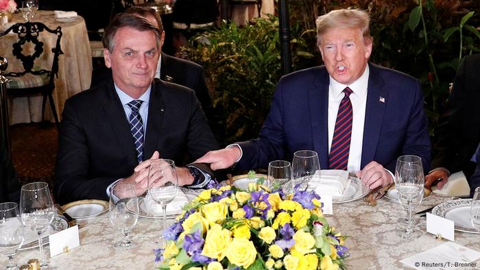 USA Trump und Bolsonaro geben sich die Hand