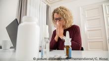 ILLUSTRATION - Eine Frau sitzt am 13.11.2018 in Hamburg am Laptop, waehrend Medikamente neben ihr stehen (gestellte Szene). Foto: Christin Klose | Verwendung weltweit