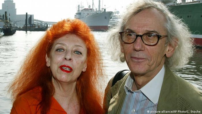 Die US-amerikanischen Künstler Christo (rechts) und Jeanne-Claude vor dem Hamburger Hafen.
