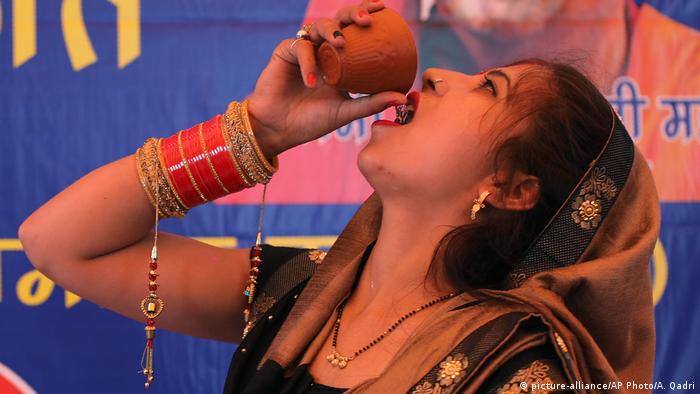 В Индия се разпространява теорията, че пиенето на урина от крава предпазвало от коронавирус