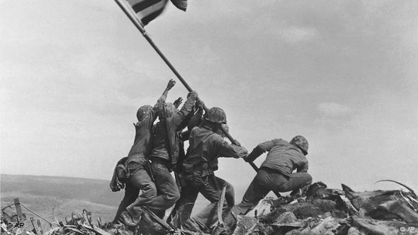 Marines estadounidenses izan la bandera en Iwo Jima en febrero de 1945