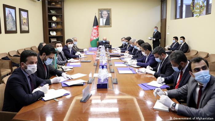 Afghanistan | Coronavirus | Regierungsitzung mit Schutzmasken