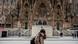 Jovem caminha com máscara em frente à Sagrada Família, em Barcelona Jovem caminha com máscara em frente à Sagrada Família, em Barcelona