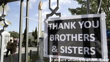 14.03.2020, Neuseeland, Christchurch: Ein Ehepaar betritt die Al-Noor-Moschee. Die geplante zentrale öffentliche Gedenkfeier zum Jahrestag der Terroranschläge auf zwei Moscheen im neuseeländischen Christchurch wird wegen der Gefahren durch die Ausbreitung des Coronavirus abgesagt. (zu dpa: «Gedenkfeier für Opfer der Terroranschläge von Christchurch abgesagt») Foto: Mark Baker/AP/dpa +++ dpa-Bildfunk +++ |