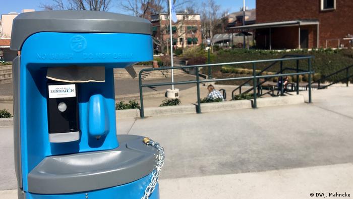 La Universidad de Oregón dispone de varios dispensadores de agua para lavarse las manos.