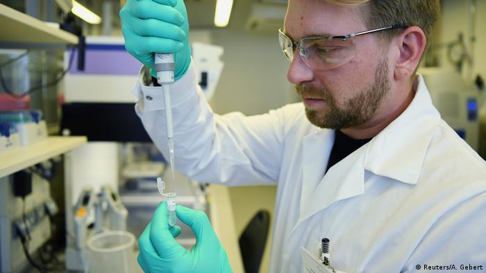 Специалист компании Curevac, ведущей разработку вакцины от коронавируса, во время исследований в лаборатории