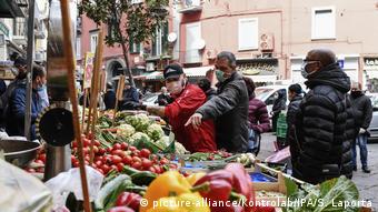 Italien Menschen mit Schutzmasken (picture-alliance/Kontrolab/IPA/S. Laporta)