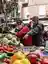 Відвідувачі овочевого ринку в Італії в захисних масках