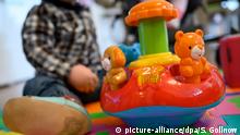 03.02.2020, Baden-Württemberg, Backnang: Ein Spielzeug steht vor zwei Geschwistern. Foto: Sebastian Gollnow/dpa | Verwendung weltweit