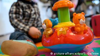 Baden-Württemberg Spielzeug vor Kindern (picture-alliance/dpa/S. Gollnow)