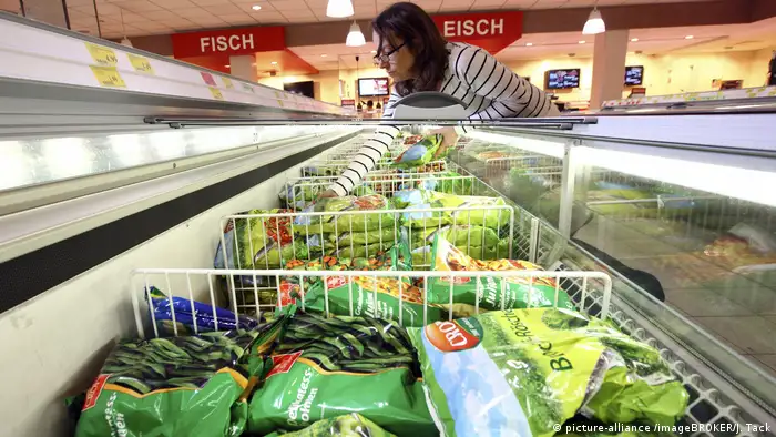 Deutschland Frau kauft tiefgefrorenes Gemüse ein (picture-alliance /imageBROKER/J. Tack)