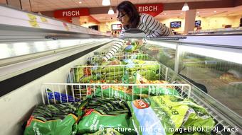 Deutschland Frau kauft tiefgefrorenes Gemüse ein (picture-alliance /imageBROKER/J. Tack)