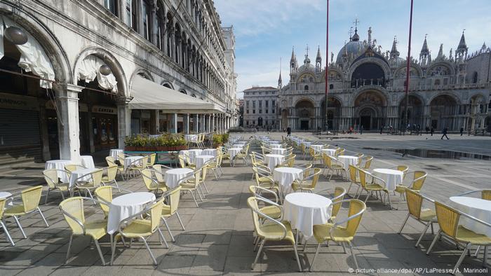 Italien | Coronavirus: Leere Stühe und Tische in Venedig