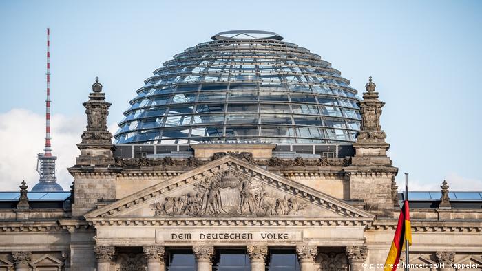 Berlin Bundestag | Menschenleere Kuppel des Reichstagsgebäude (picture-alliance/dpa/M. Kappeler)