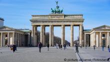 Berlin, Deutschland 15. Maerz 2020:
Symbolbilder - Coronavirus - 15.03.2020
Corona, Brandenburger Tor, keine Besucher, Pariser Platz, 15.03.2020 | Verwendung weltweit