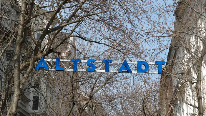 Die Bonner Kirschblüte 2020 braucht noch ein bisschen Zeit. Mitte März sind nur Knospen in der Breiten Straße zu sehen. (DW/L. Döing)