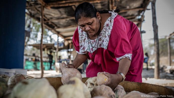 Janeth Pareja pertenece al clan Ipuana y participa en la organización Fuerza de Mujeres Wayuu. Aquí, seleccionando vegetales.