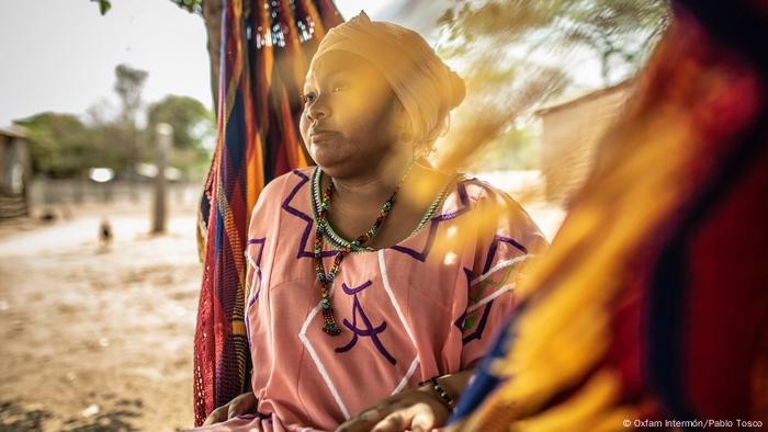 Mónica es activista y vive junto a la vía del tren que transporta carbón desde la mina Cerrejón hasta el puerto en la Alta Guajira. Como otras defensoras, cuenta con escolta armado. 
