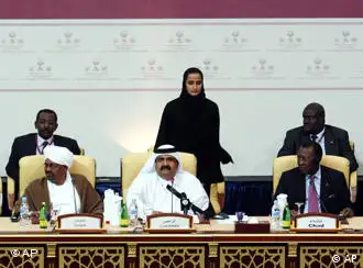2月23日，苏丹总统（中间）刚与反对派领袖（两边）签署停火协议