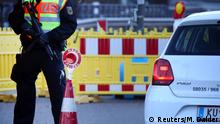 16.03.2020 *** German police officers check cars at the Austrian-German border crossing point after the German government decided to close its borders to foreigners as a preventive measure against the coronavirus (COVID-19) near the German village Kiefersfelden, Germany March 16, 2020. REUTERS/Michael Dalder
