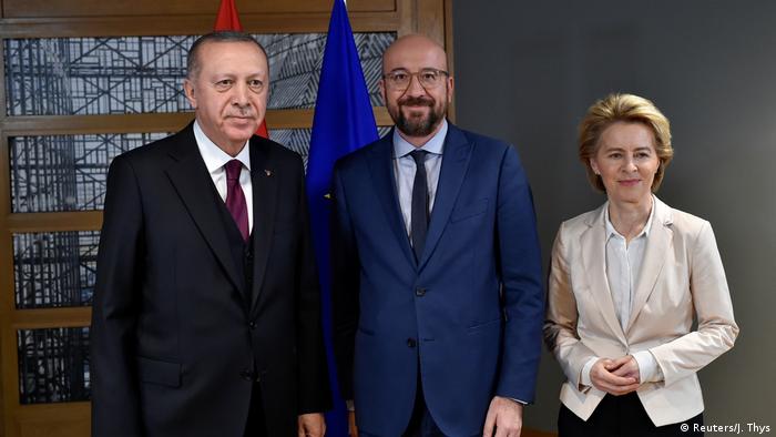 الرئيس التركي رجب طيب أردوغان بجانب شارل ميشيل رئيس المجلس الأوروبي وأورزولا فون دير لاين رئيسة المفوضية الأوروبية ( بروكسل 9 مارس/ آذار 2020)