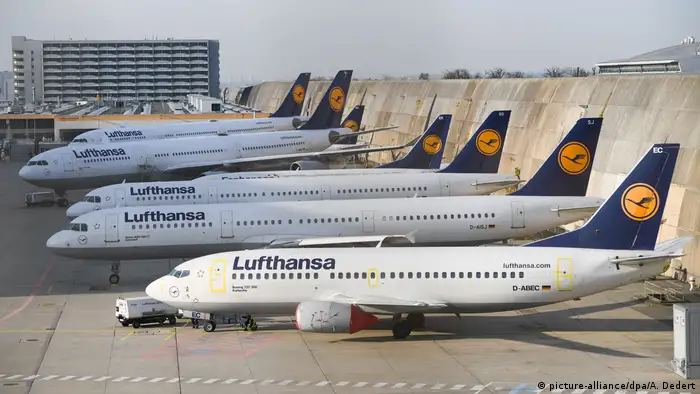 Lufthansa-Flugzeuge am Rand des Frankfurter Flughafens