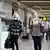 Spanien Zwei Touristen mit Gesichtsmasken am Flughafen in Palma de Mallorca
