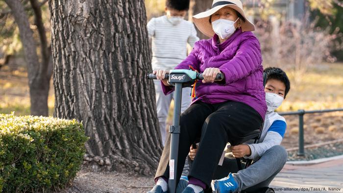 Coronavirus in China Peking Besucher in Botanischer Garten