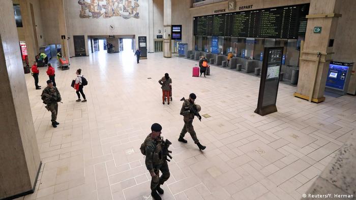 Żołnierze patrolują halę dworca głównego w Brukseli