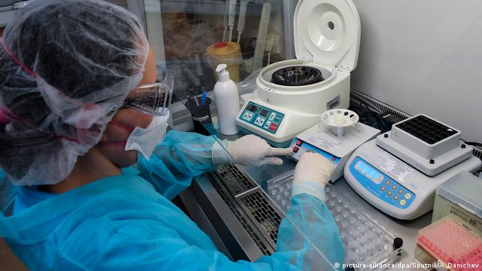 Врачи работает в лаборатории по выявлению коронавируса в Санкт-Петербурге 