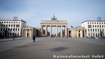 Опустевшая площадь у Бранденбургских ворот в Берлине 