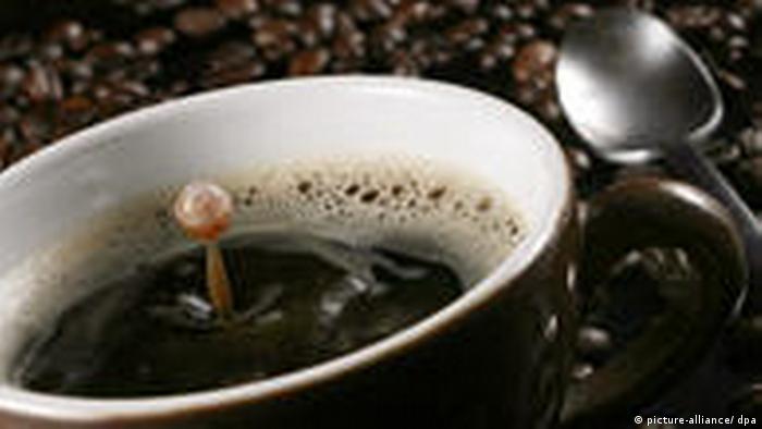 Una tasa de café y granos.