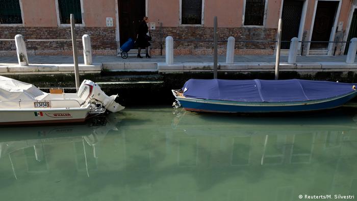 In Venedigs Kanälen ist klares Wasser zu sehen