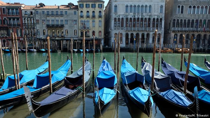 In Venedigs Kanälen ist klares Wasser zu sehen