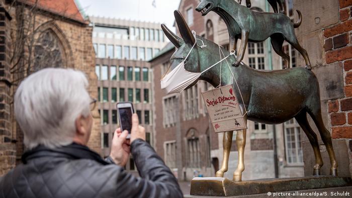 statue of the four Bremen Town Musicians with a coronavirus mask (picture-alliance/dpa/S. Schuldt)