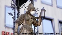 Symbolfoto Corona in Köln. Die Schneidersfrau auf dem Heinzelmännchenbrunnen in der Kölner Altstadt hat eine Atemschutzmaske um. Köln, 18.03.2020 | Verwendung weltweit