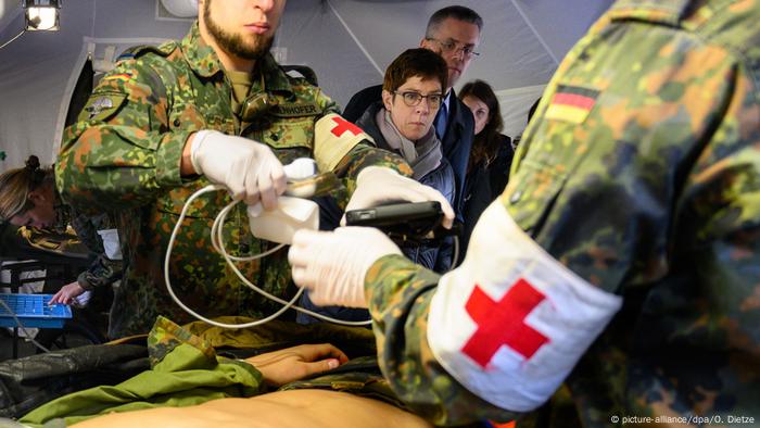 Deutschland Corona-Krise | Sanitäter der Bundeswehr Symbolbild Deutschland Corona-Krise | Sanitäter der Bundeswehr Symbolbild